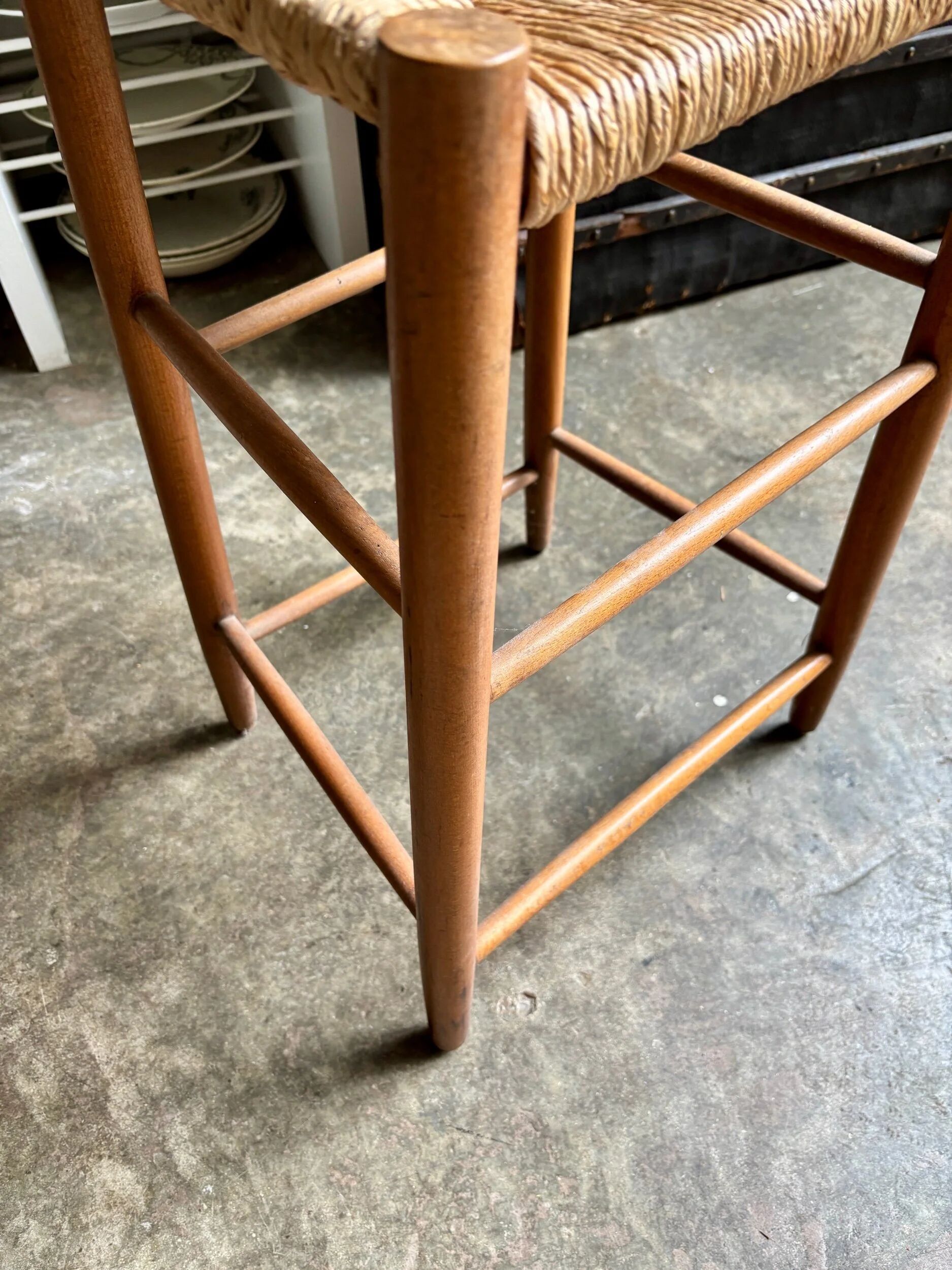 Tabouret haut en paille tressée et bois
