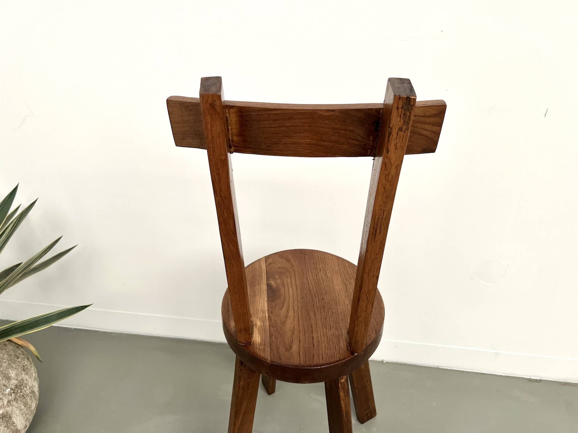 Brutalist chair in solid oak, 1900