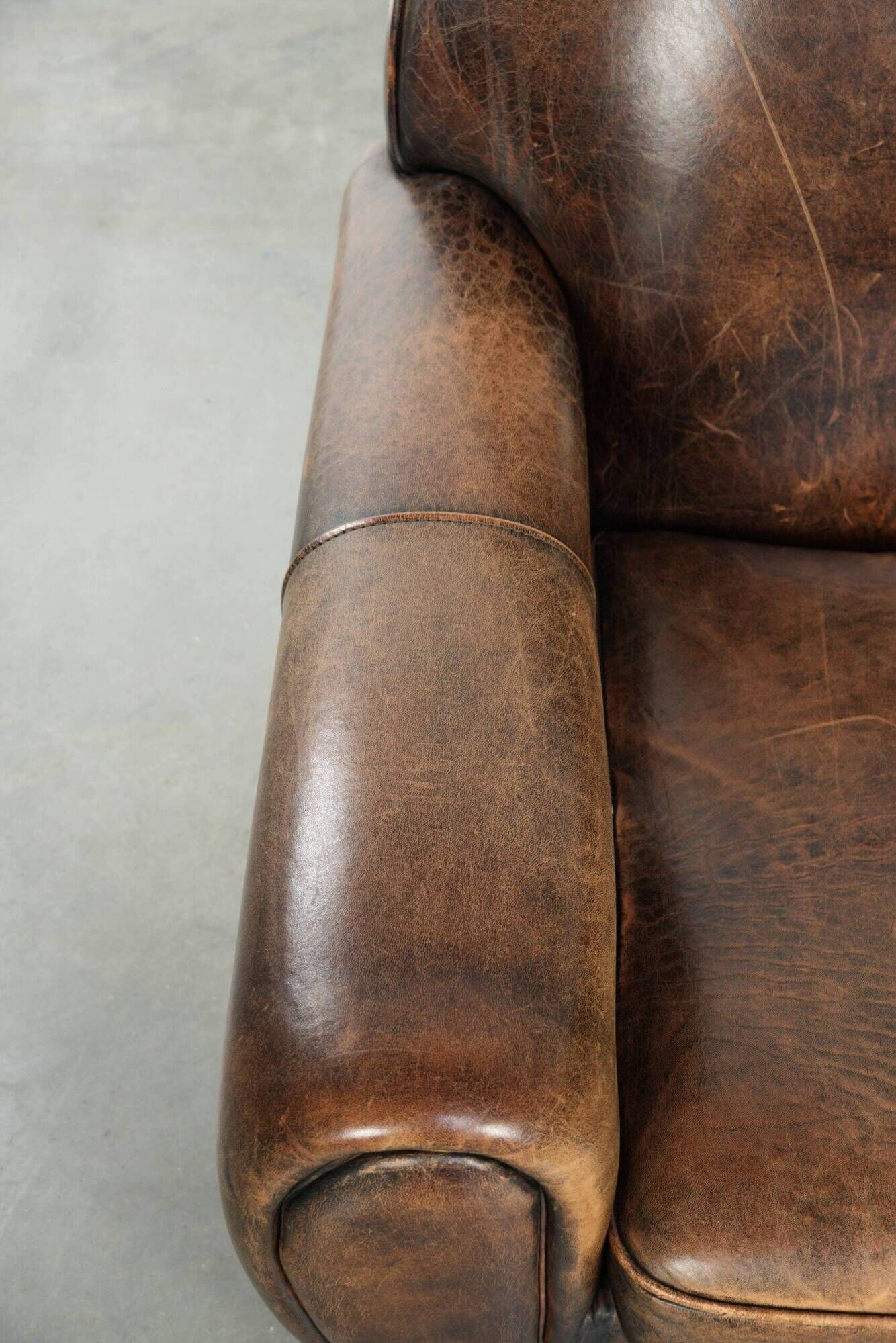 Armchair made of comfortable sheepskin leather in Art Deco design