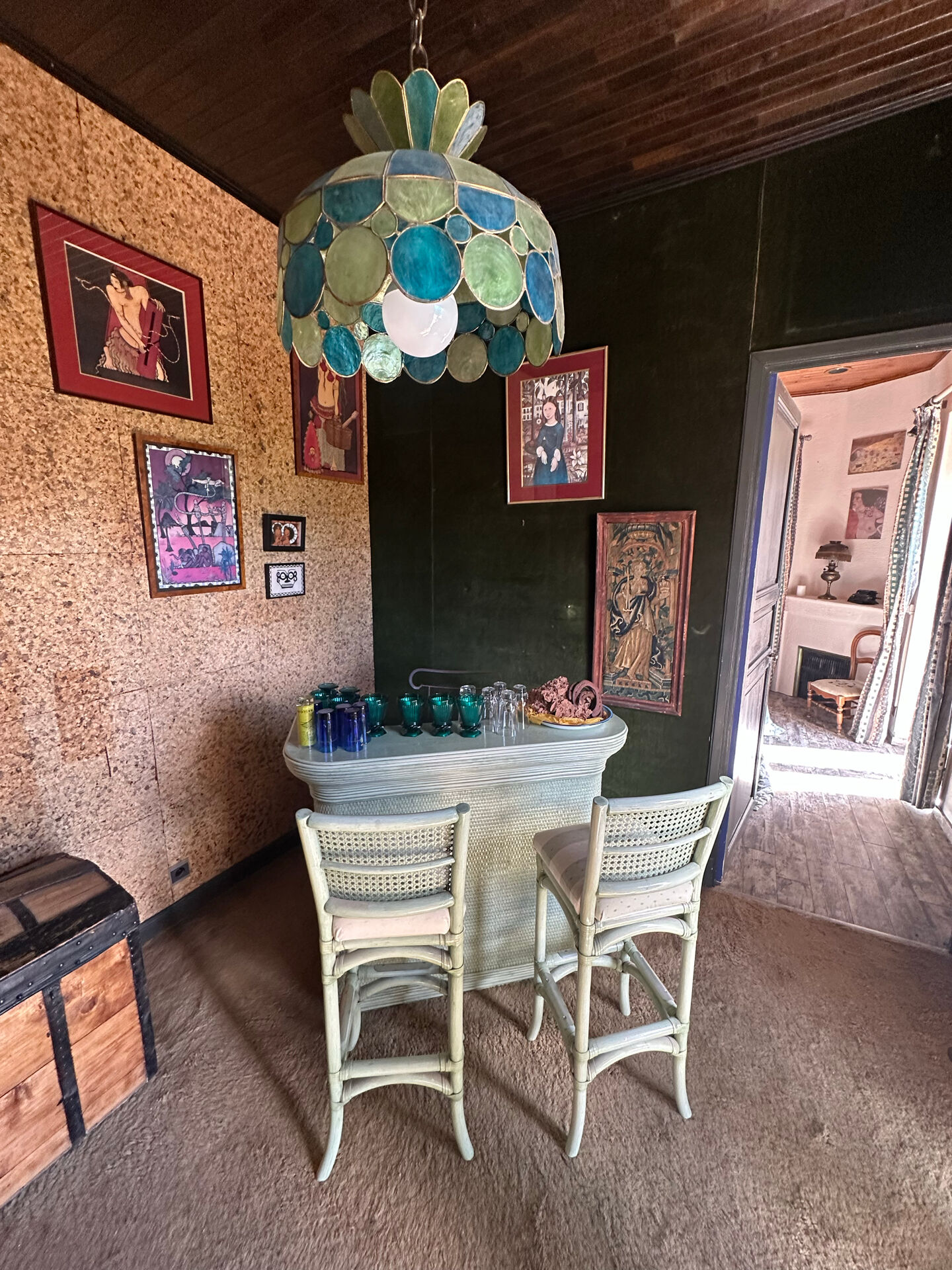 Ensemble bar et tabourets vintage en rotin