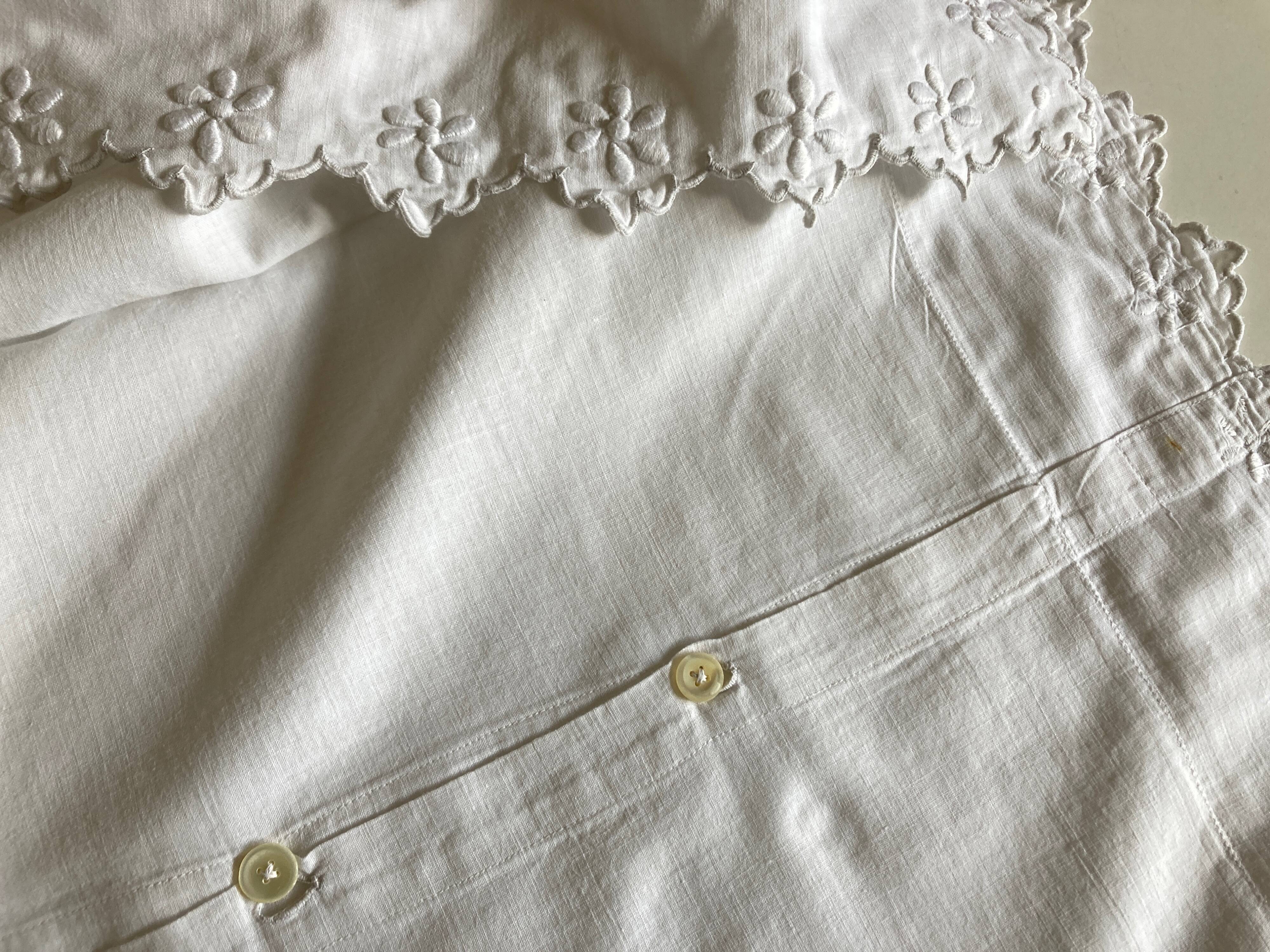 Pair of percale pillowcases embroidered festoons and daisies 1960