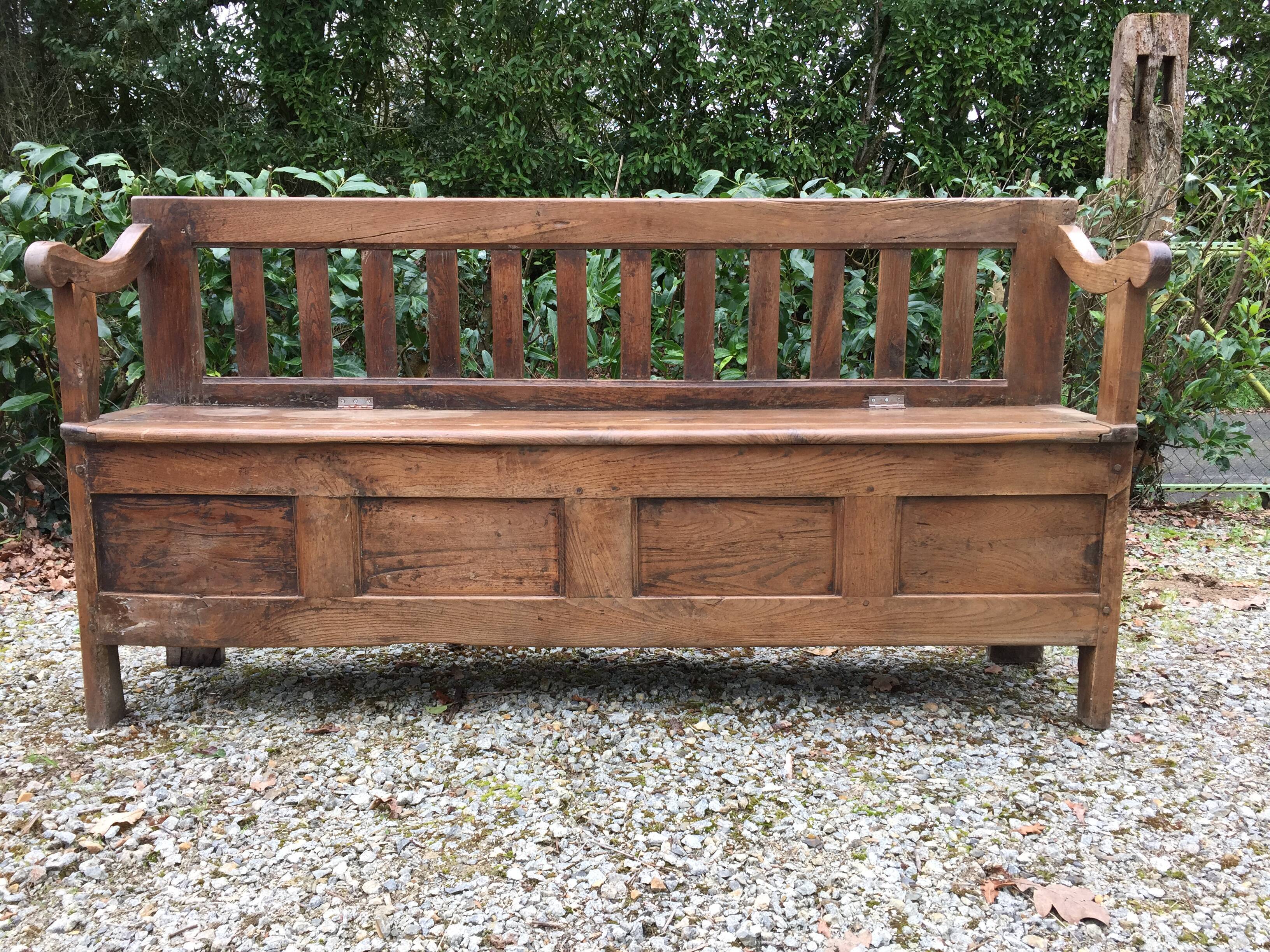 Bench chest paneled in chestnut region Brittany ( Plouay dept. 56 )