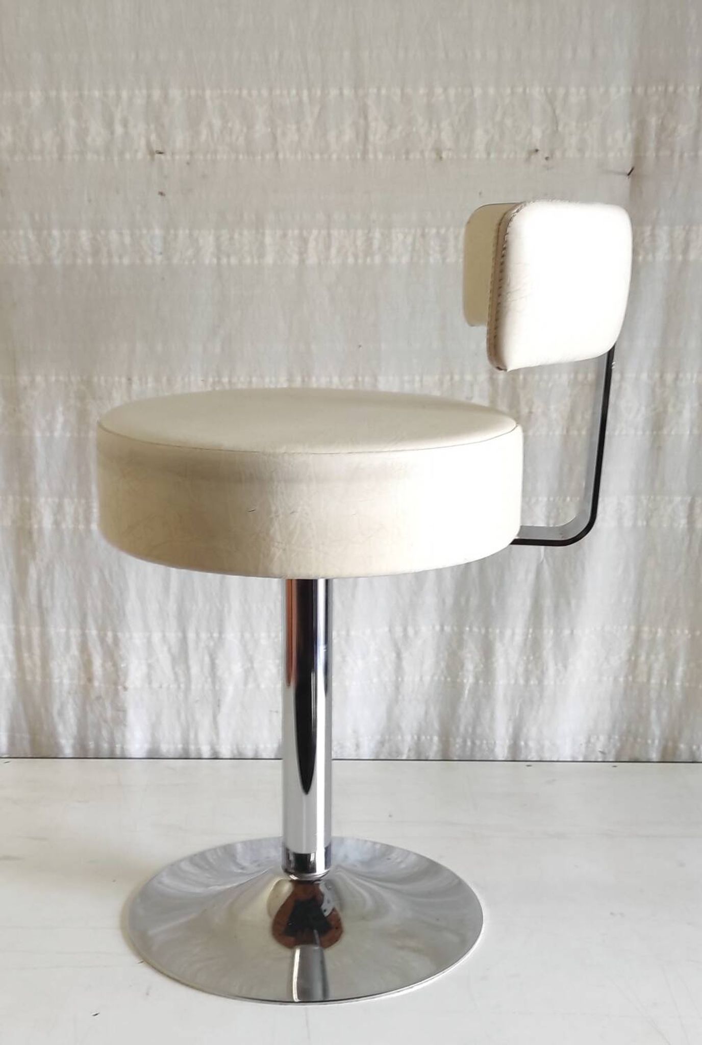 Chaise design pivotante en métal chromé et similicuir - mid. XXéme