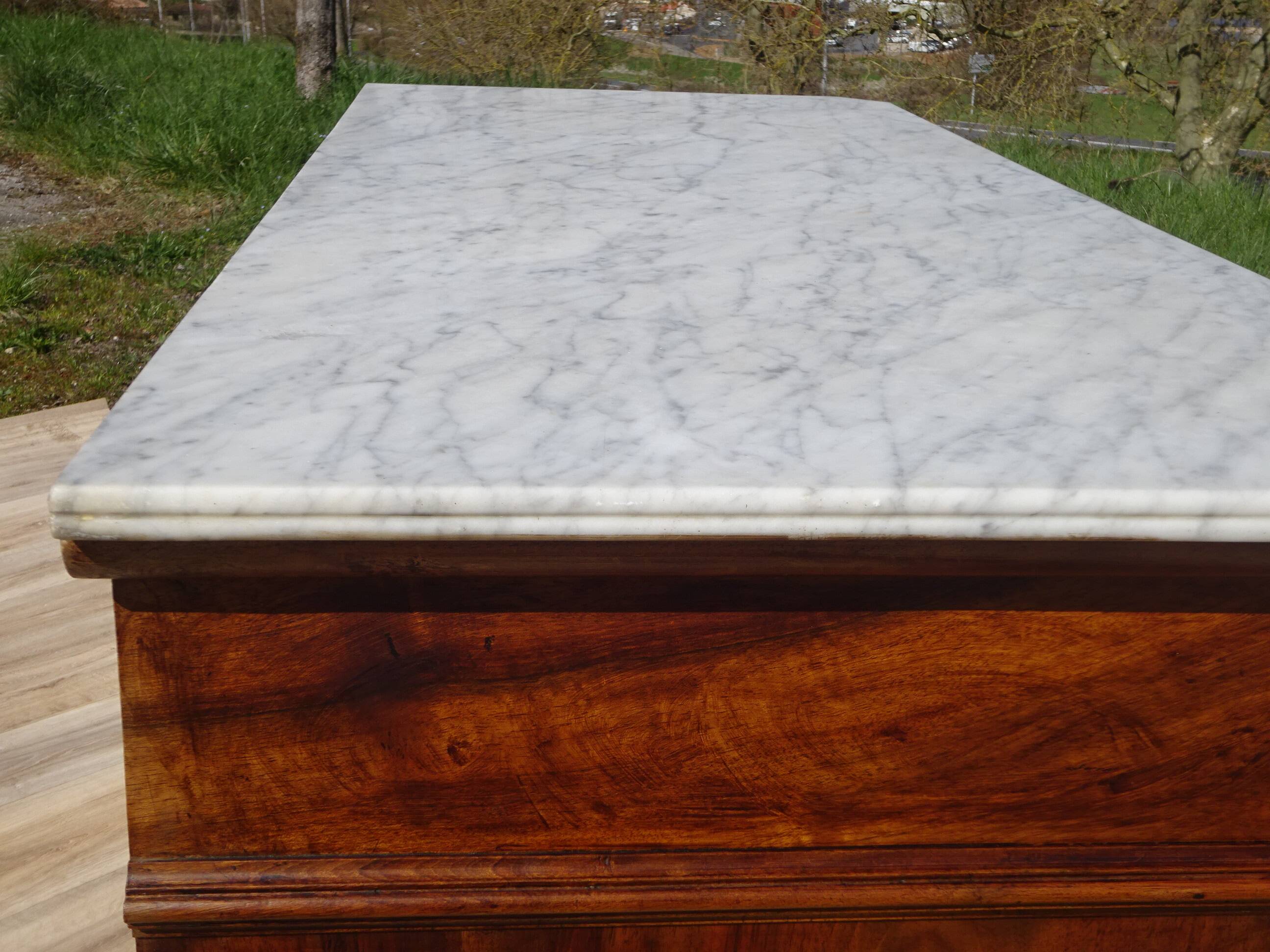 Commode en noyer de style et époque Louis Philippe