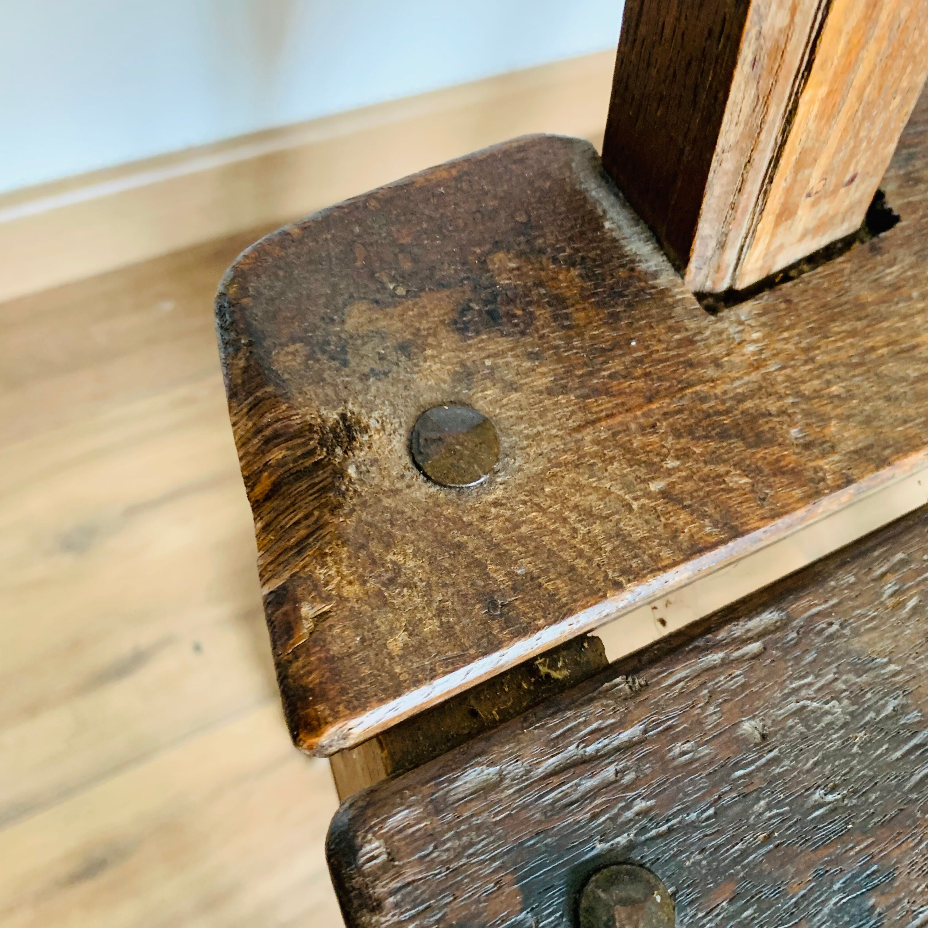 Ensemble de 5 chaises en bois, travail artisanal