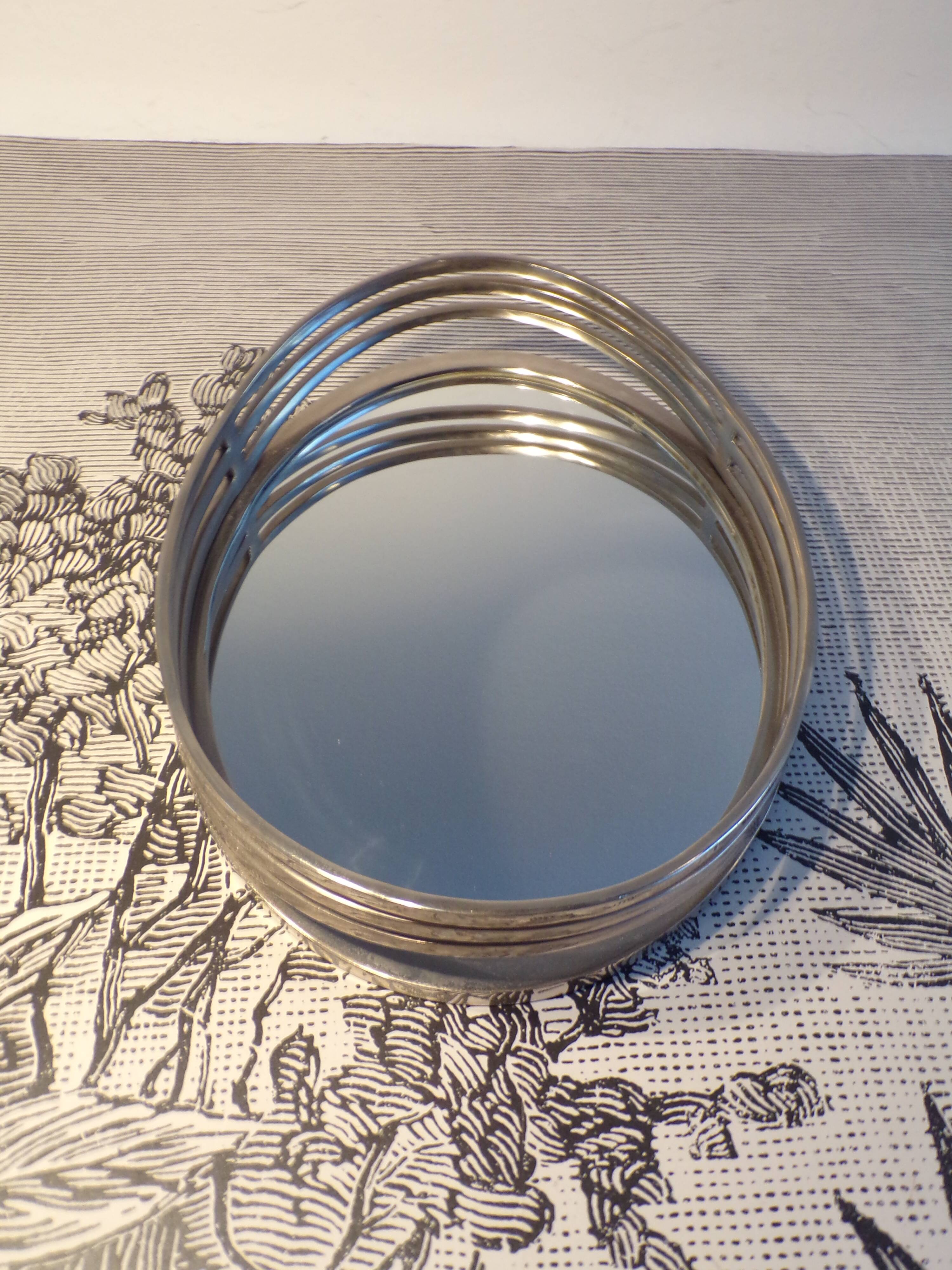 Oval wall mirror in chrome metal