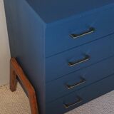Chest of drawers on wooden frame