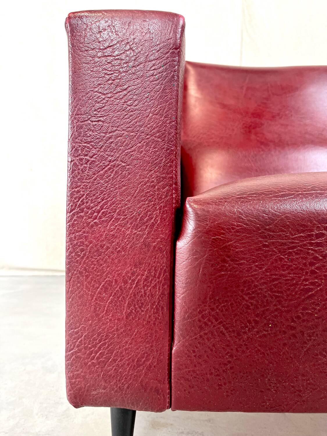 Vintage burgundy armchair, compass base in black metal and brass