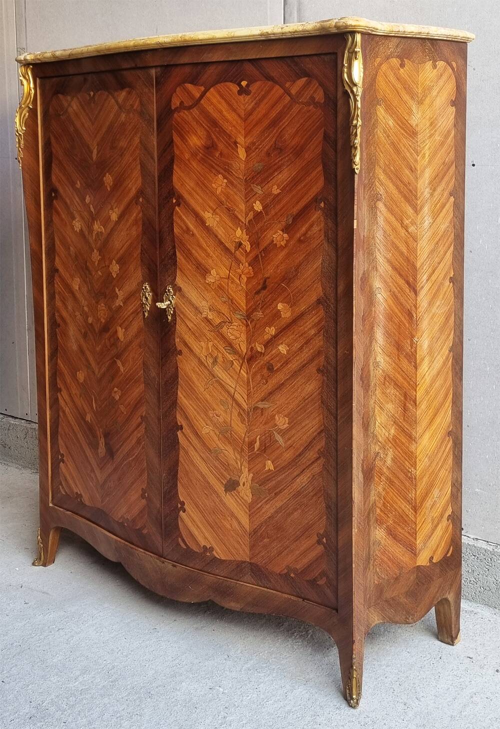 Louis XV style linen cabinet with marquetry and bronze, late 19th century.