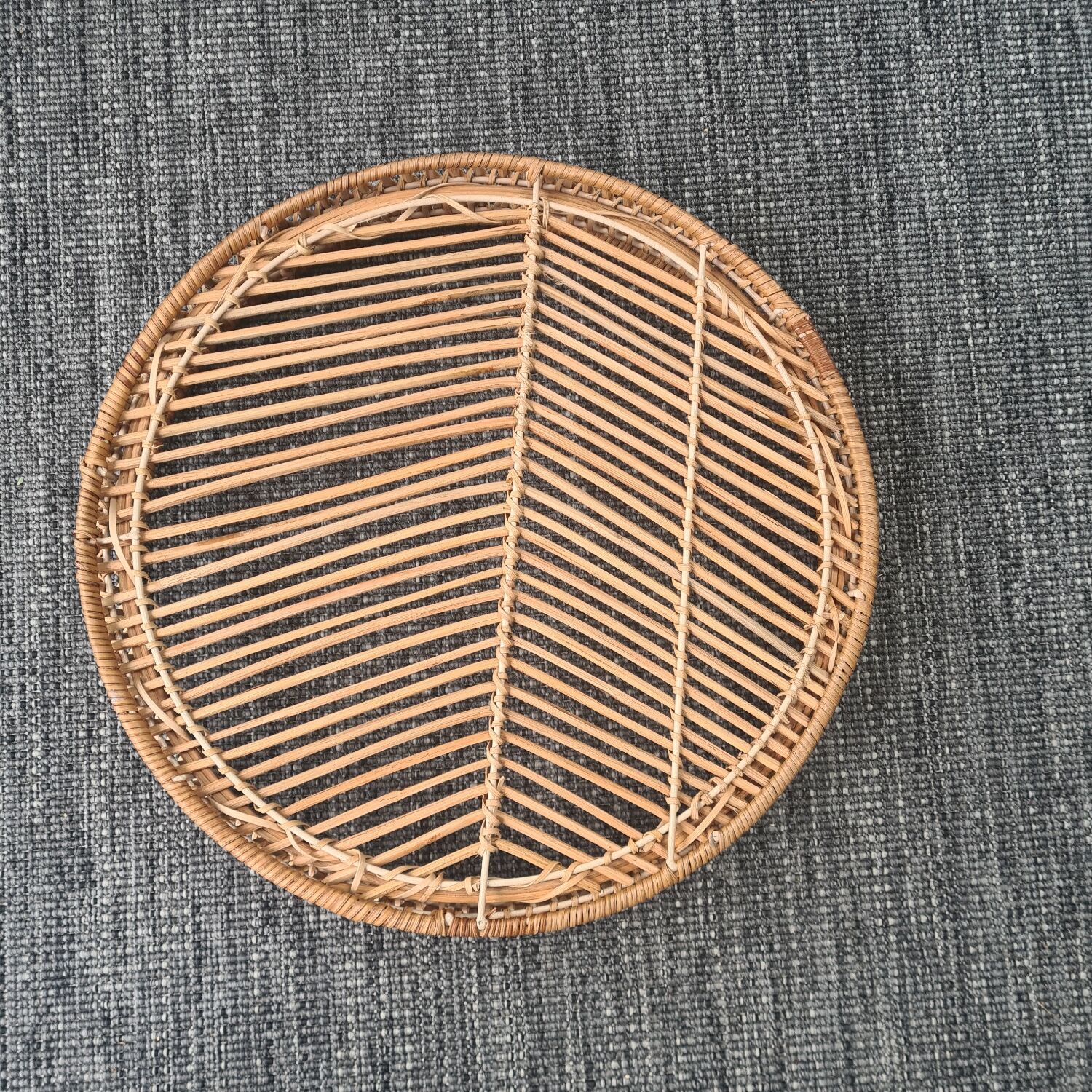 Round rattan top