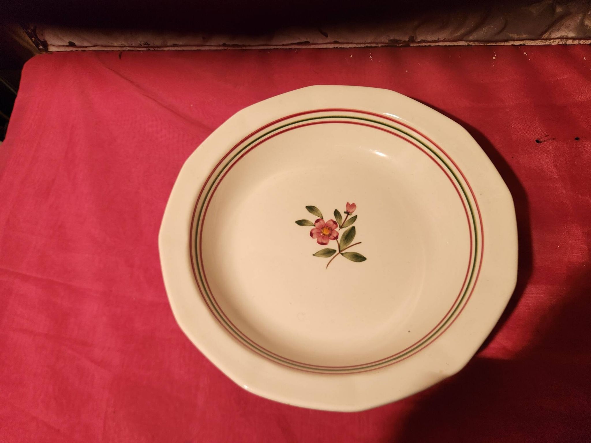 Plat rond creux Armelle Sarreguemines peint à la main