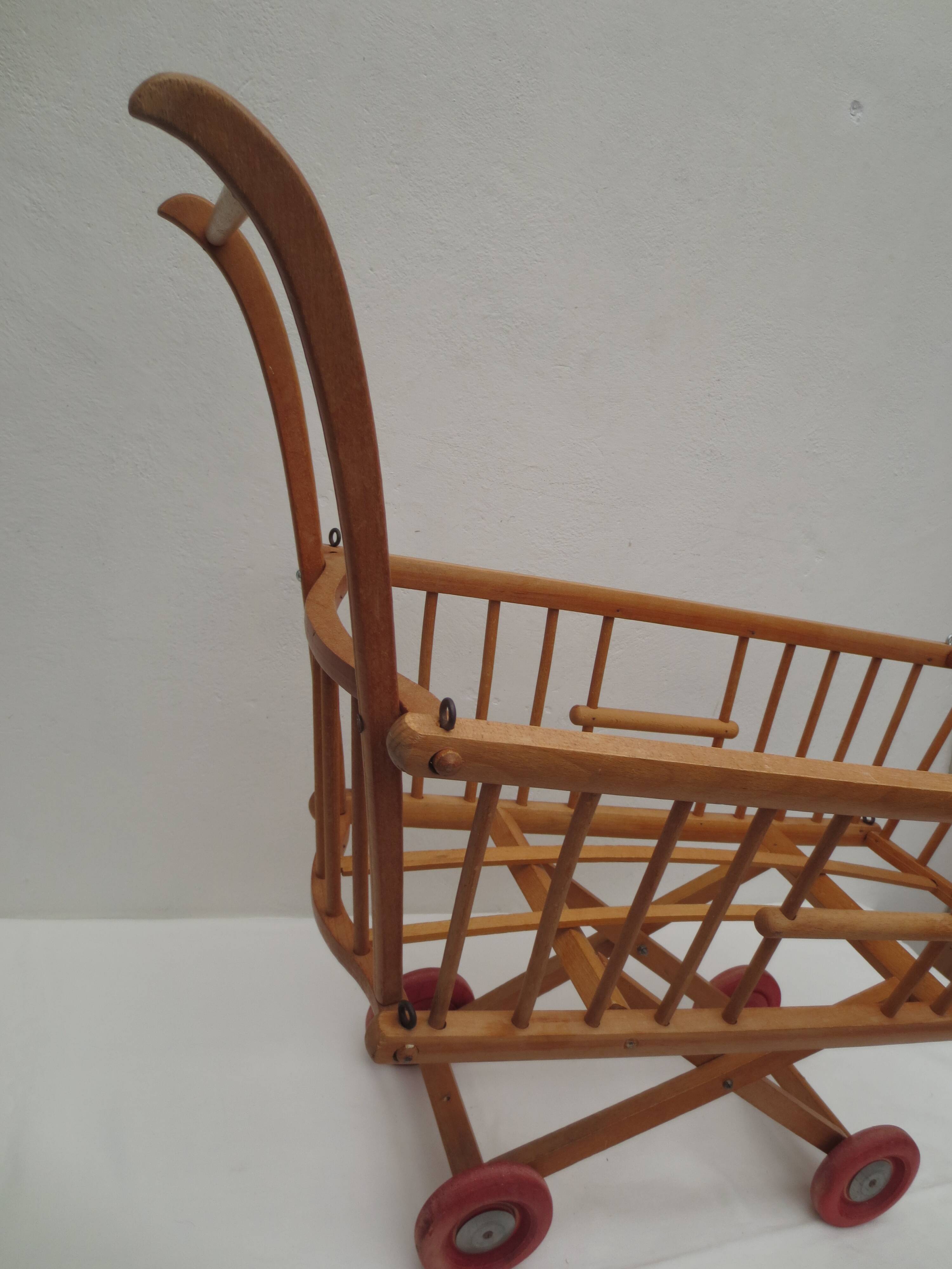 ancien landeau de poupée  sur roues en bois ,marque  Dejou