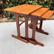 Tables gigognes scandinave vintage en teck par "Victor B Wilkins"
