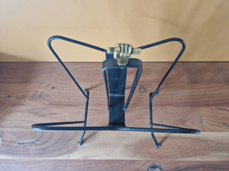 Jacques Adnet (1900-1984) - Black lacquered metal and brass magazine rack