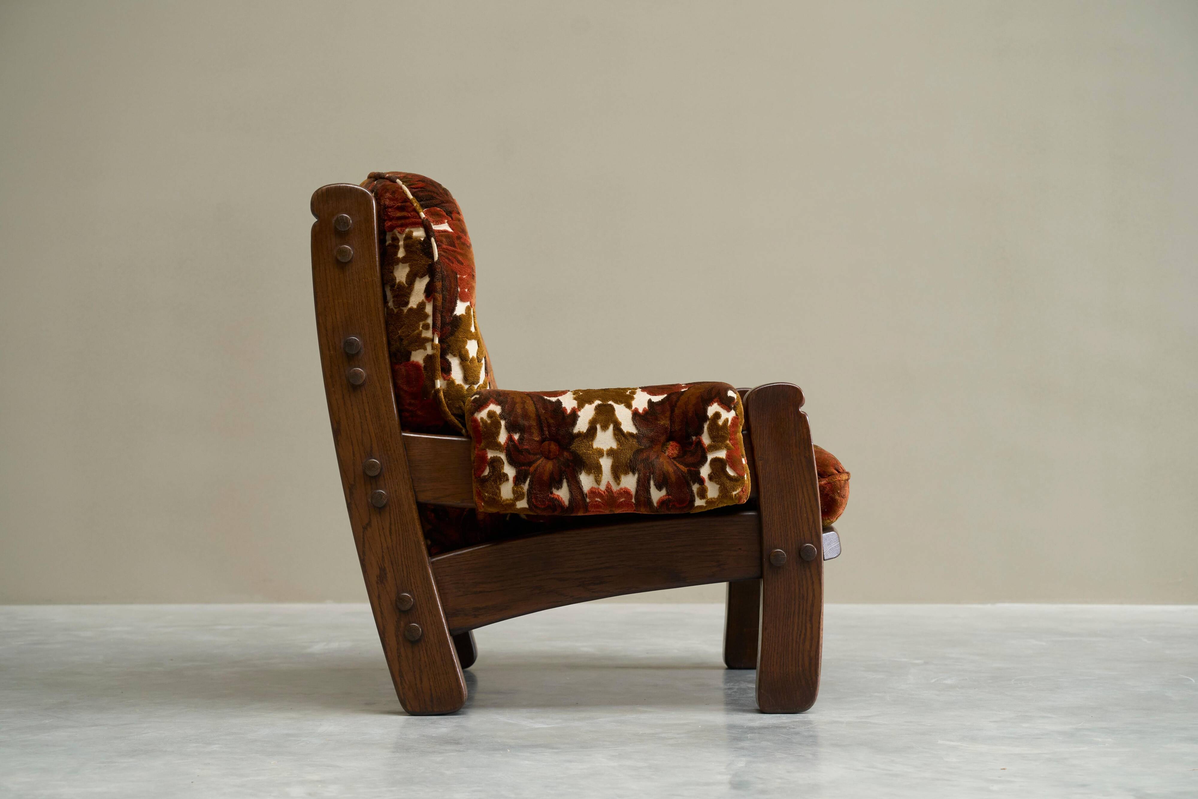 Brutalist lounge chair in solid oak and velvet from the 1960s.
