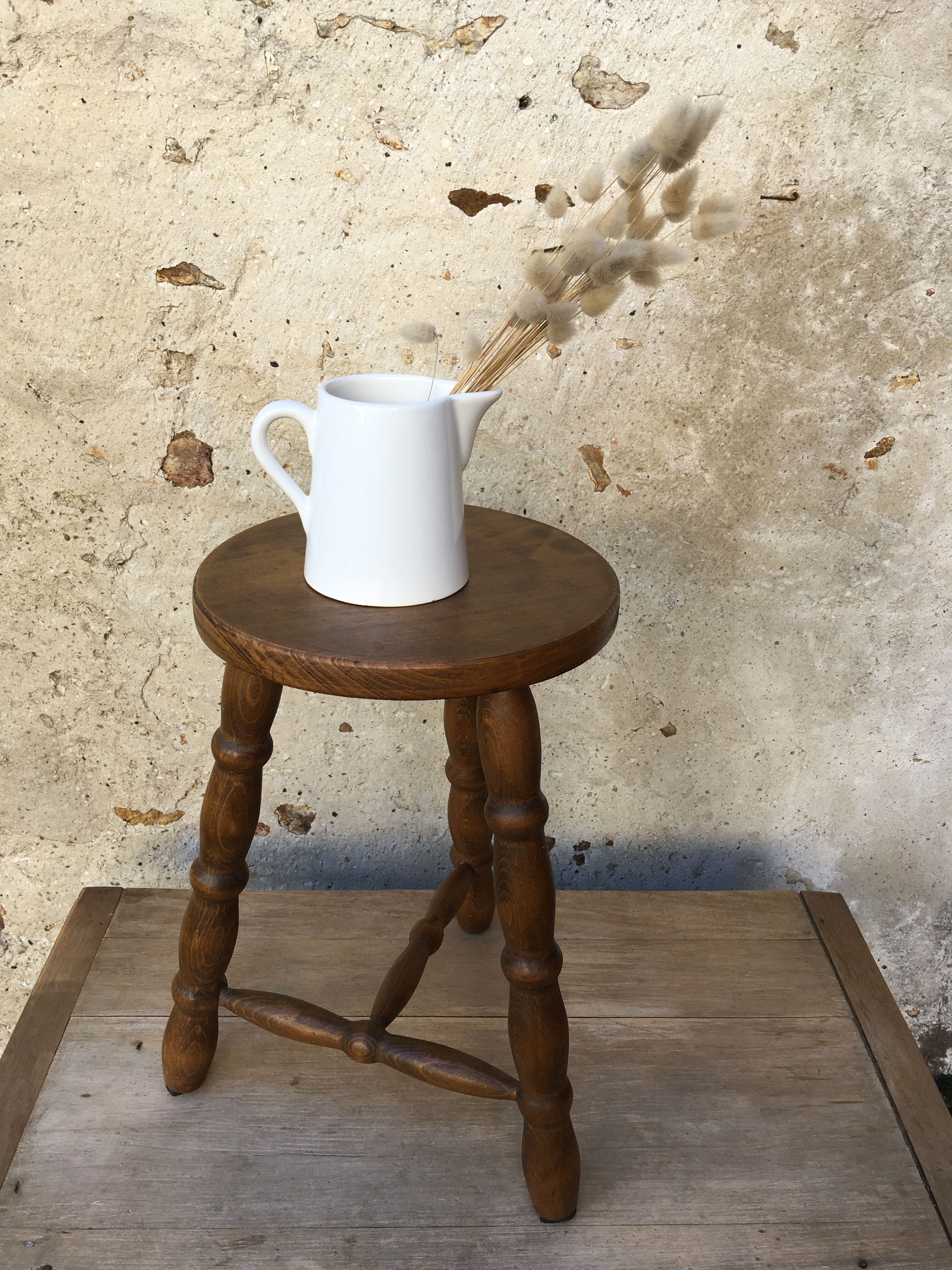 Tabouret de ferme tripode en bois tourné