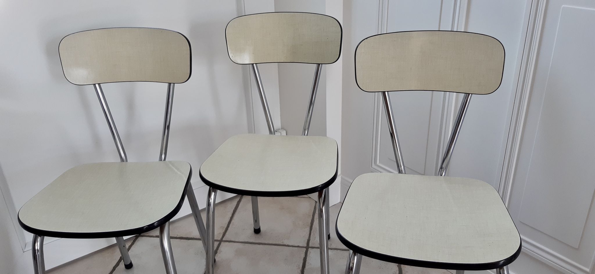 Lot de 3 chaises jaunes pâles en Formica années 70
