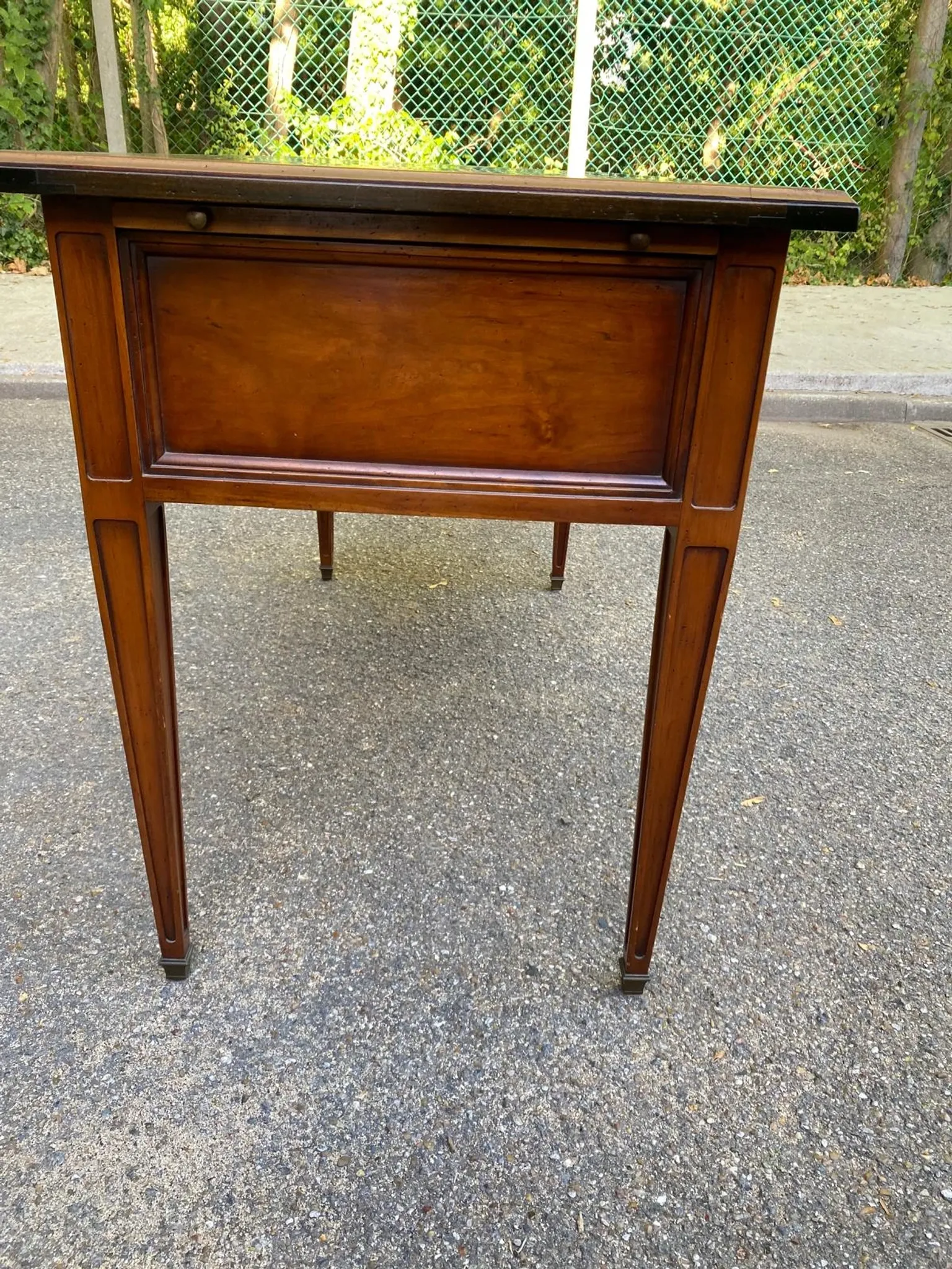 Bureau Roche Bobois en merisier massif style Louis XVI avec tirettes