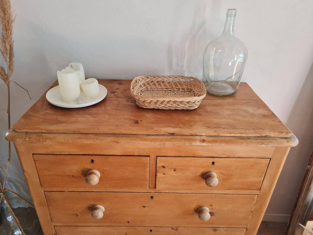 Antique English-style chest of drawers