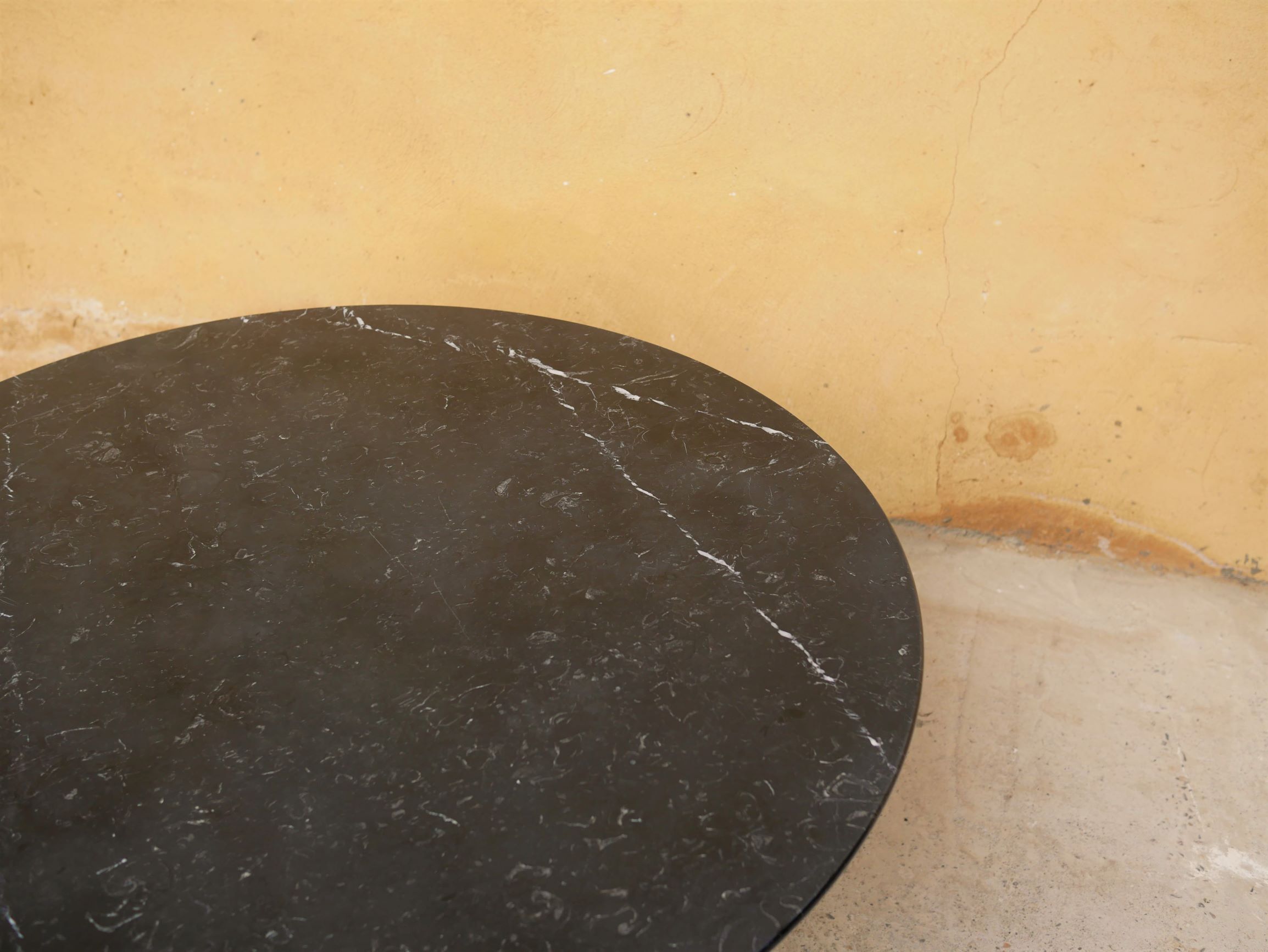 Table basse tulipe vintage en marbre noir