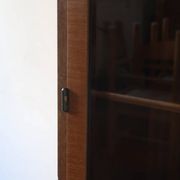Bibliothèque vitrée en noyer, esprit Art déco, années 60