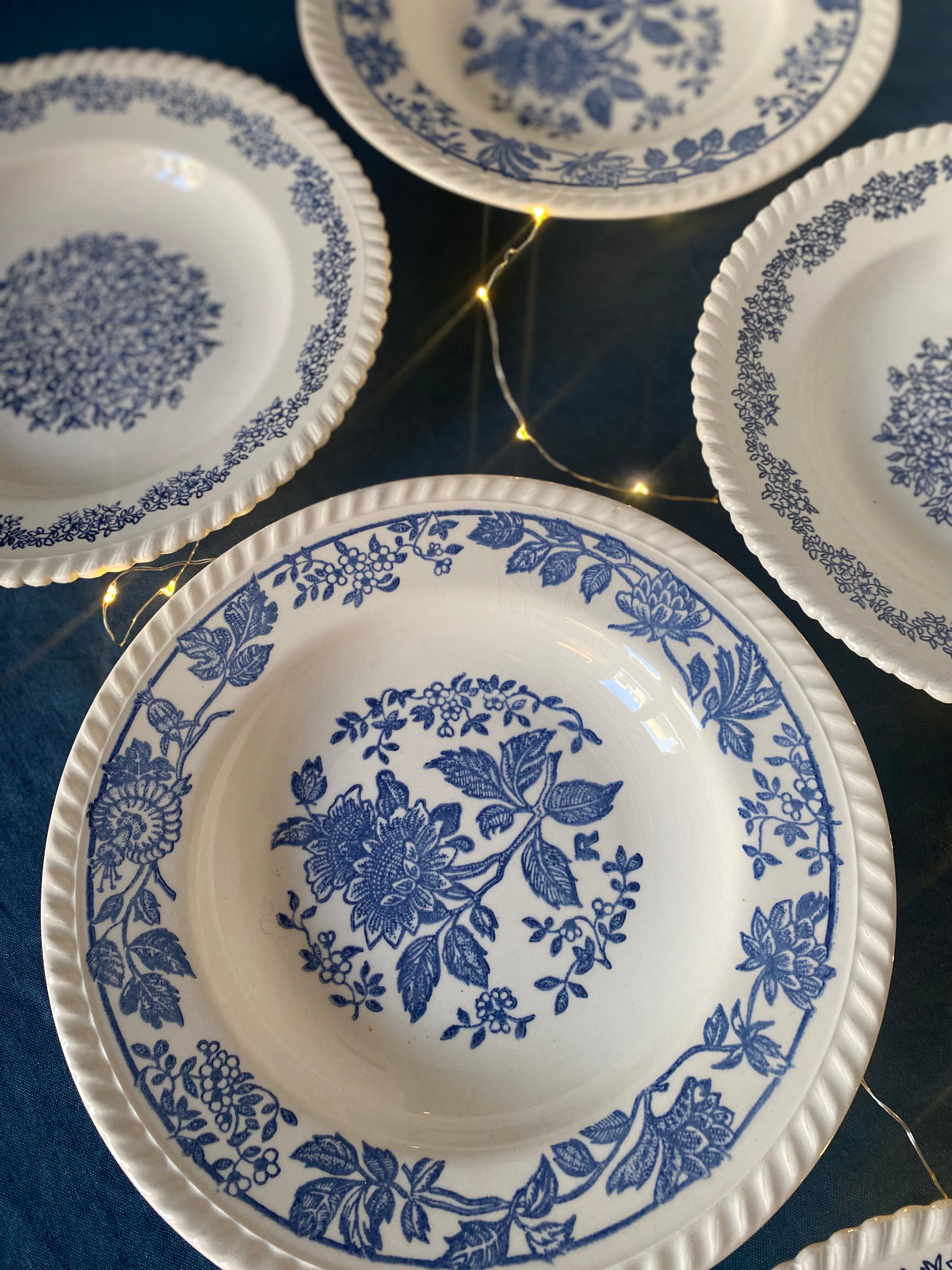 6 hollow plates with floral patterns