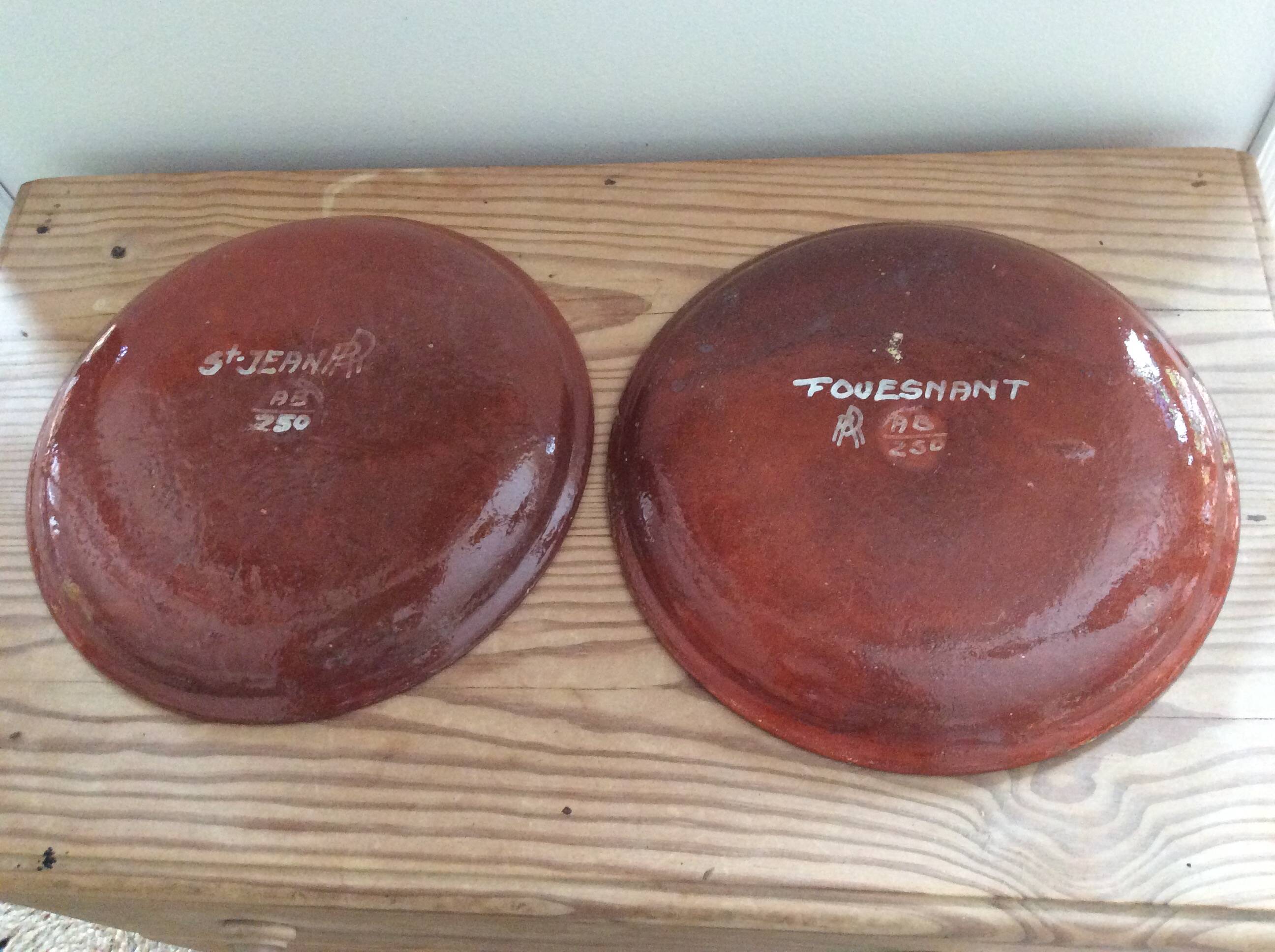 Flat terracotta plates