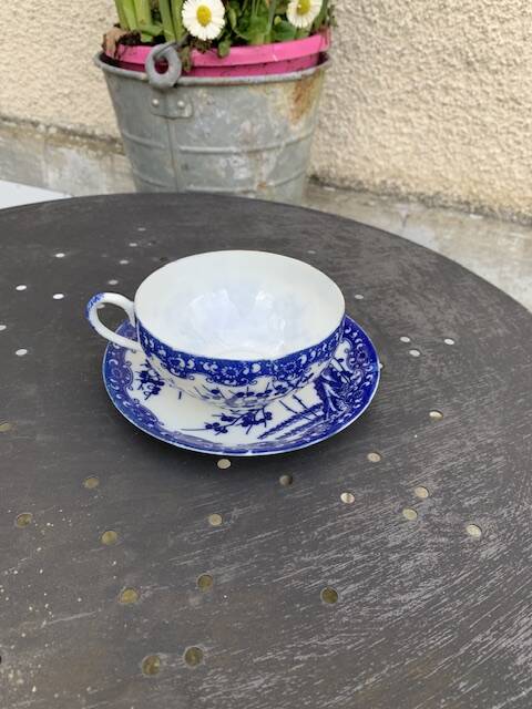 Coffee service composed of 17 pieces, in blue and white porcelain, cherry blossom patterns