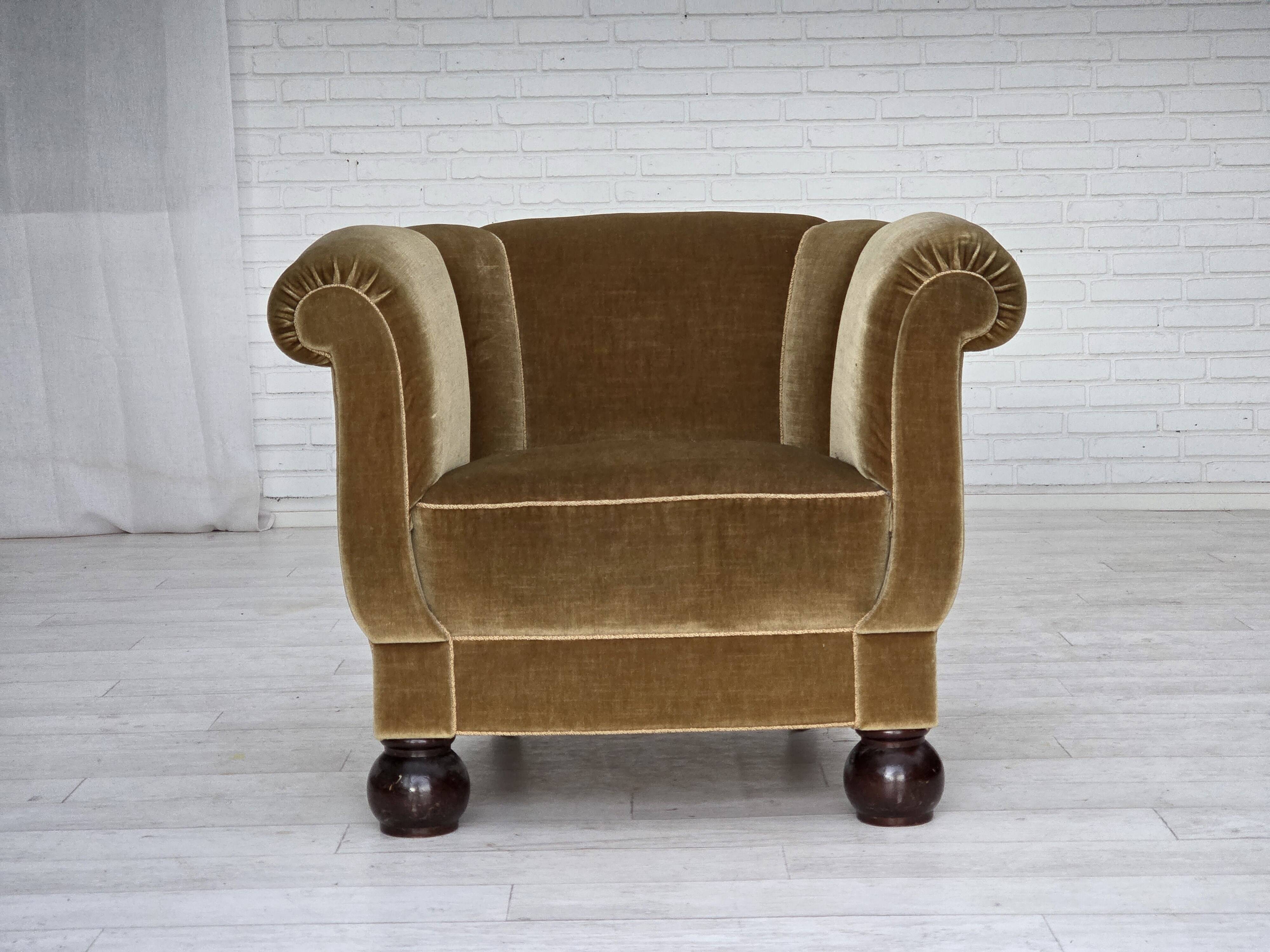 Fauteuil danois en velours vert clair et chêne, années 1960