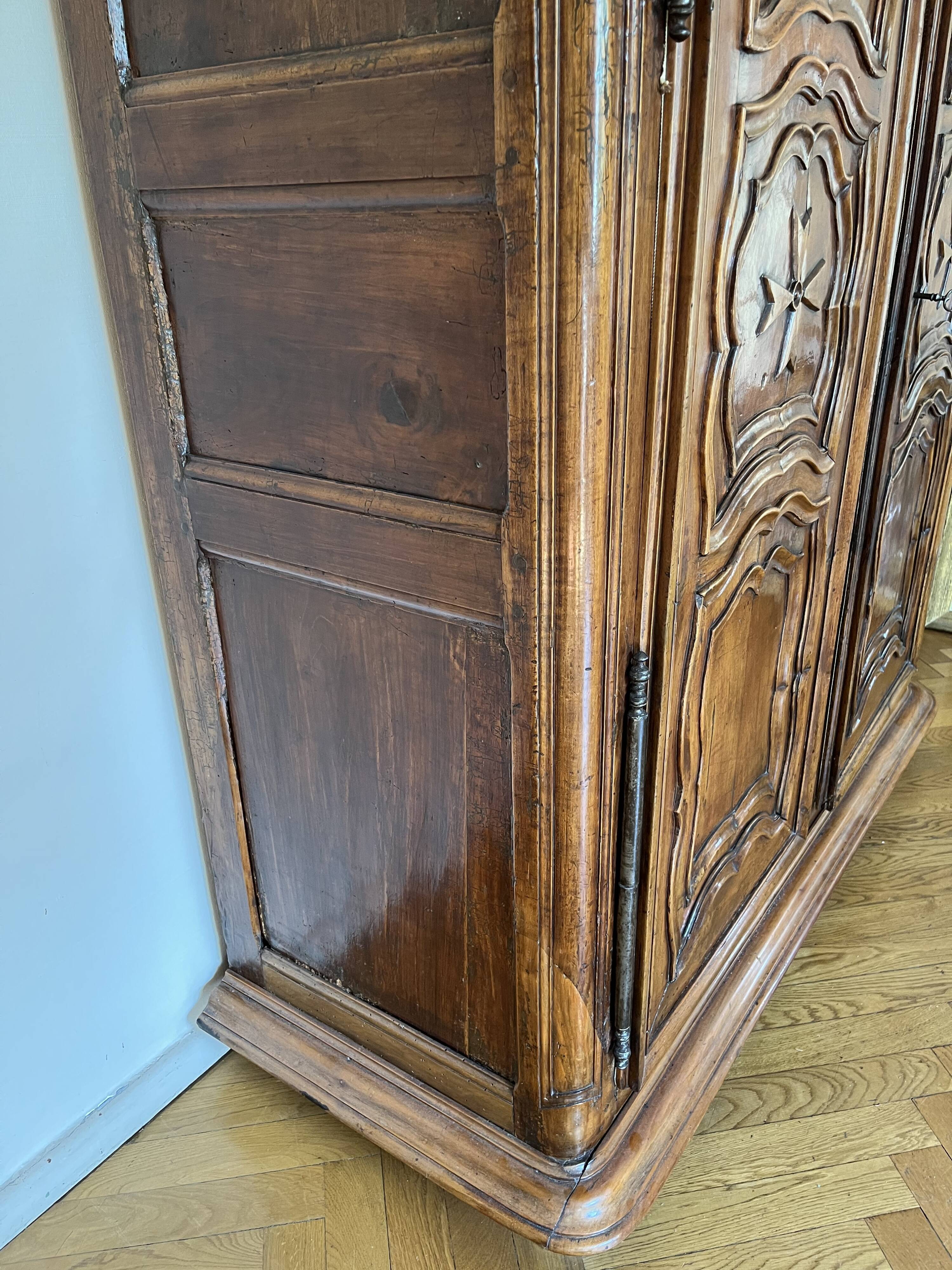 Crossbow cabinet in walnut Louis XV 18th century