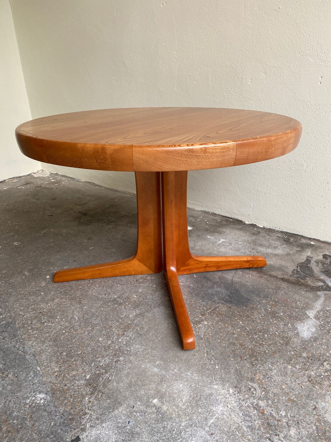 Baumann dining table