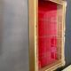 Élégante vitrine à suspendre en bois doré