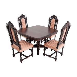 Table avec quatre chaises,