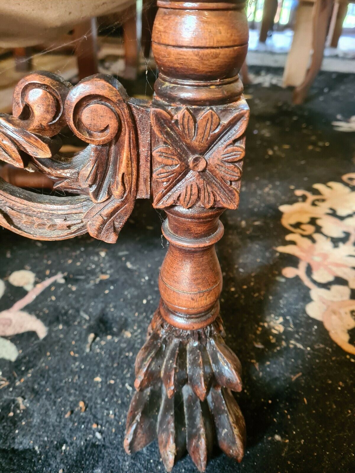 Fauteuil style renaissance en noyer