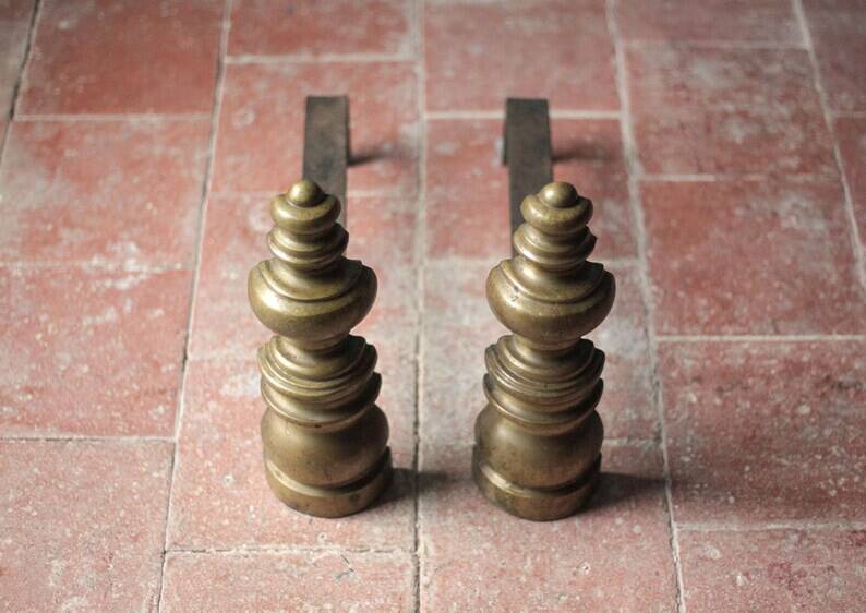 Chenets vintage, paire de chenets, accessoire cheminée, chenets laiton et fonte, andirons