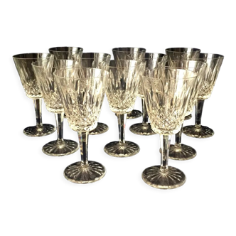 Suite de 12 verres a vin en cristal taille