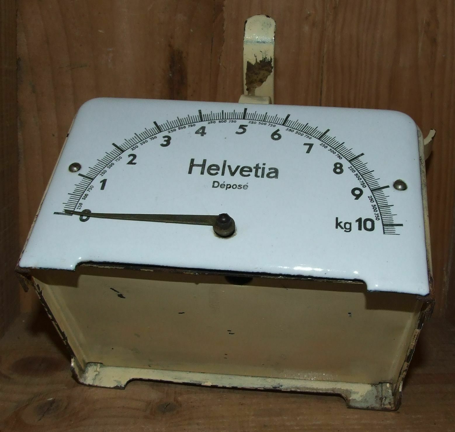 Helvetia kitchen scale with enamelled plate
