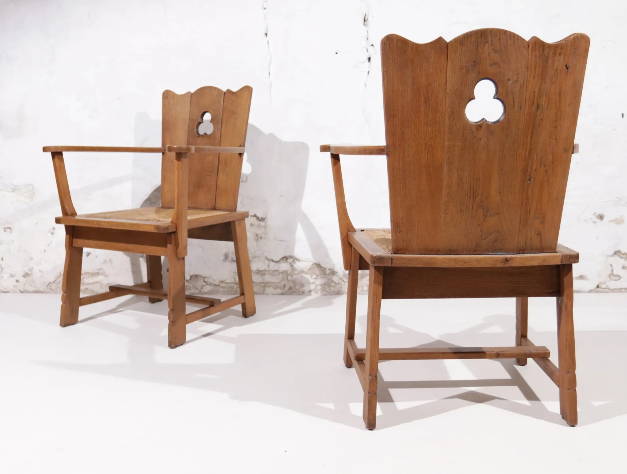 Pair of brutalist oak throne chairs with rush seats – Netherlands, 1930s