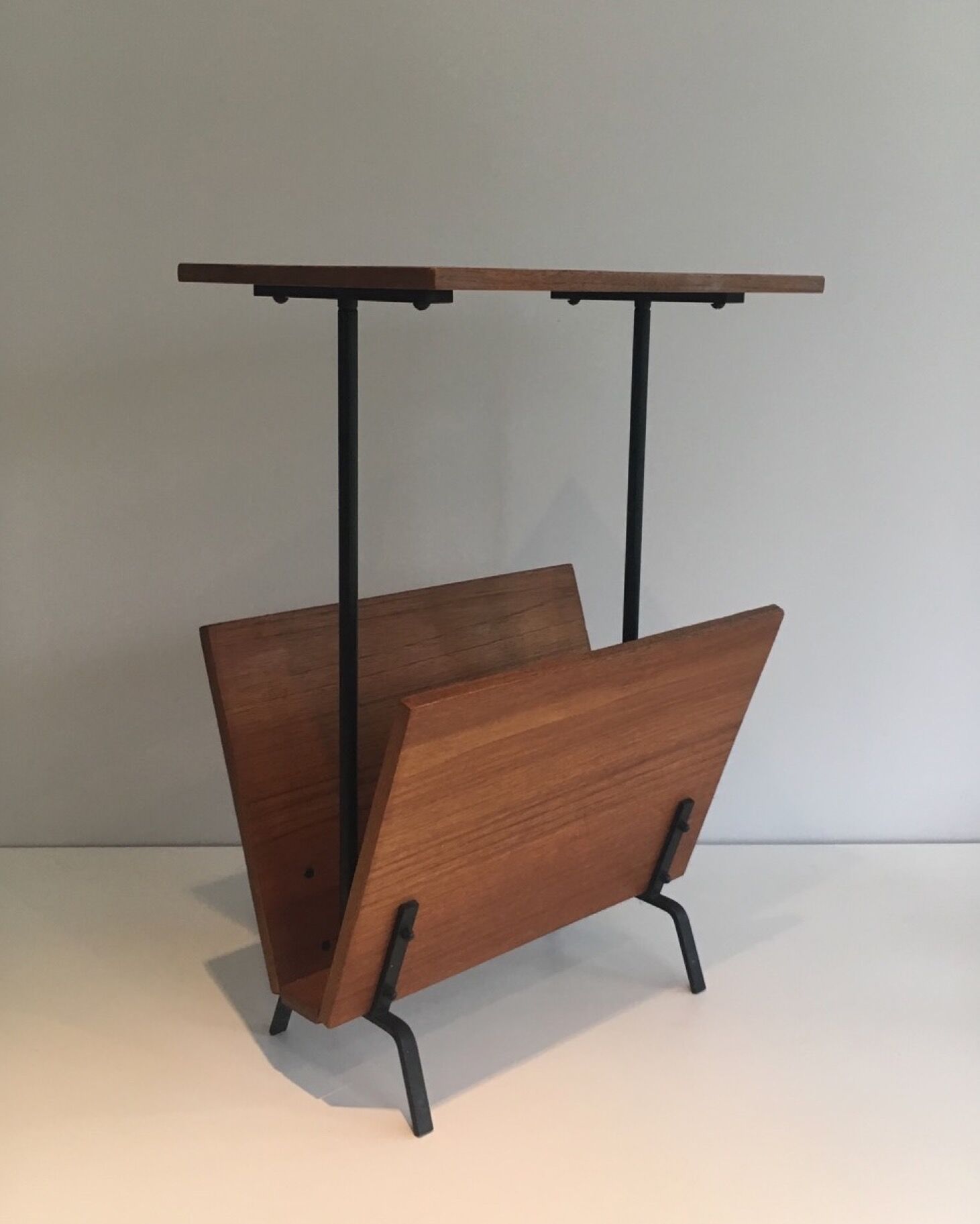 Table magazine holder