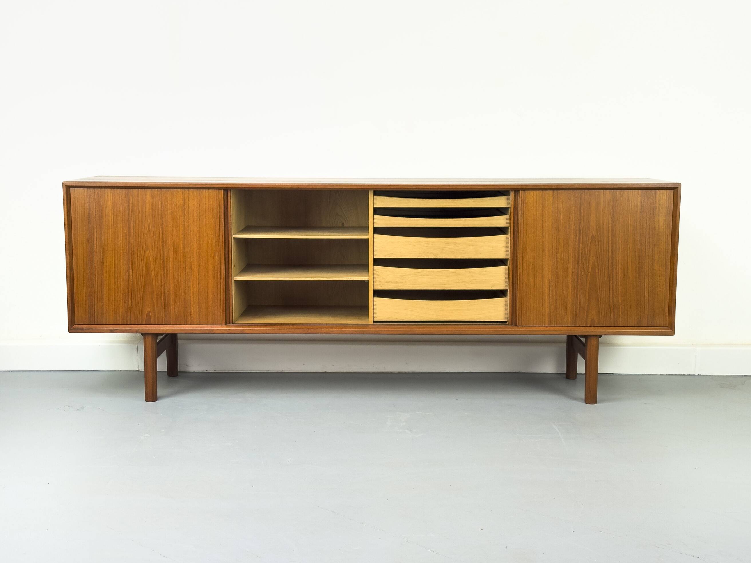 Buffet danois en teck par Henning Kjaernulf pour Bruno Hansen, années 1960