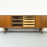 Buffet danois en teck par Henning Kjaernulf pour Bruno Hansen, années 1960