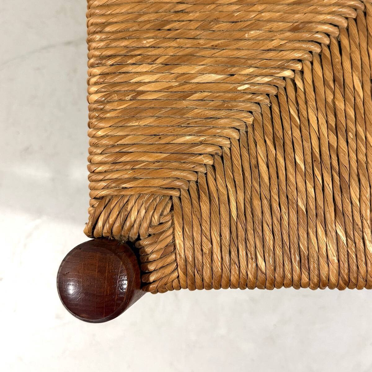 Tabouret en chêne avec assise en paille des années 1950-60.