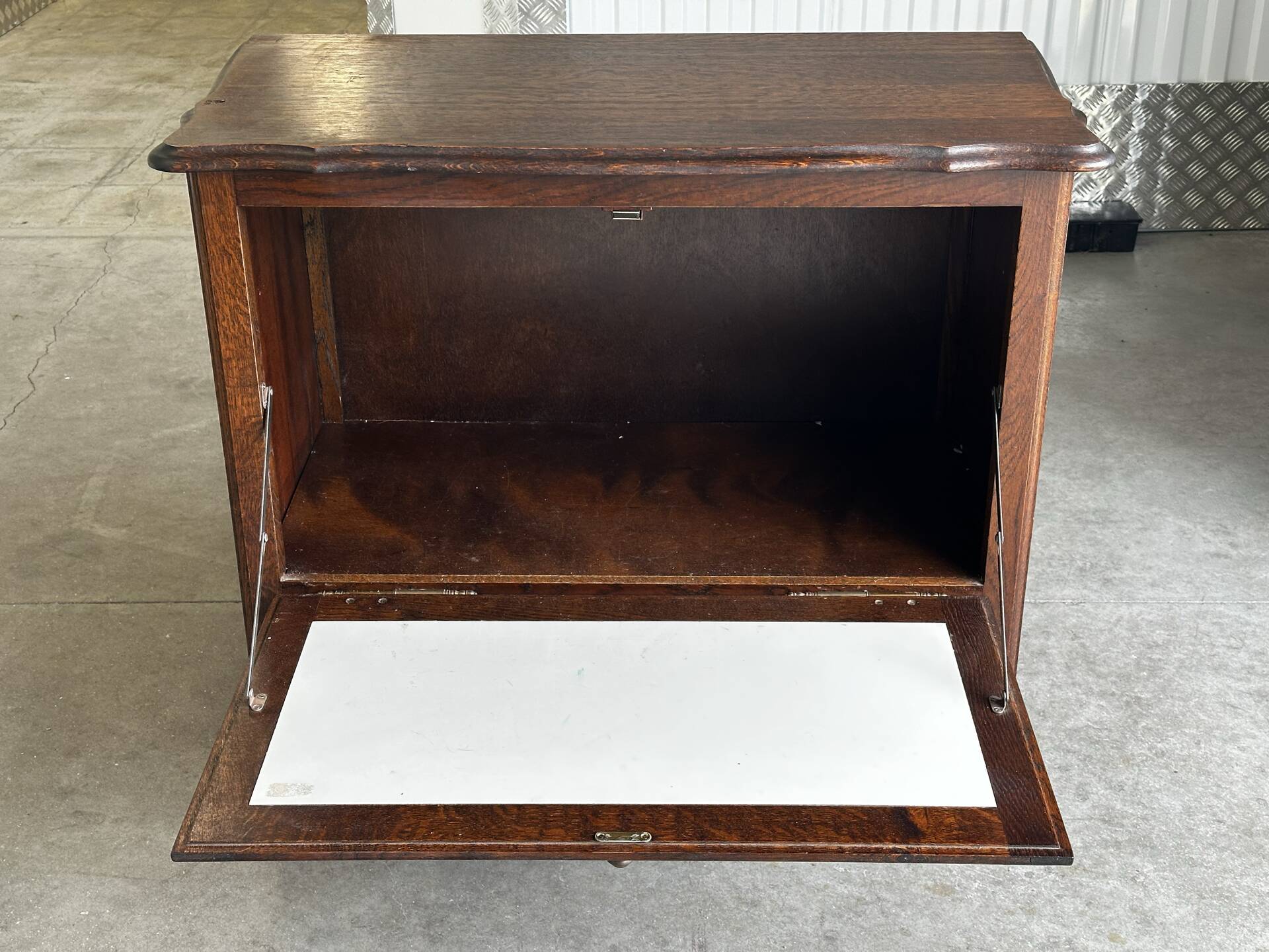 Petite commode en chêne à abattant – Mid-Century
