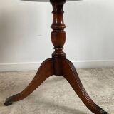 Table d’appoint ancienne sur roulettes en acajou et cuir