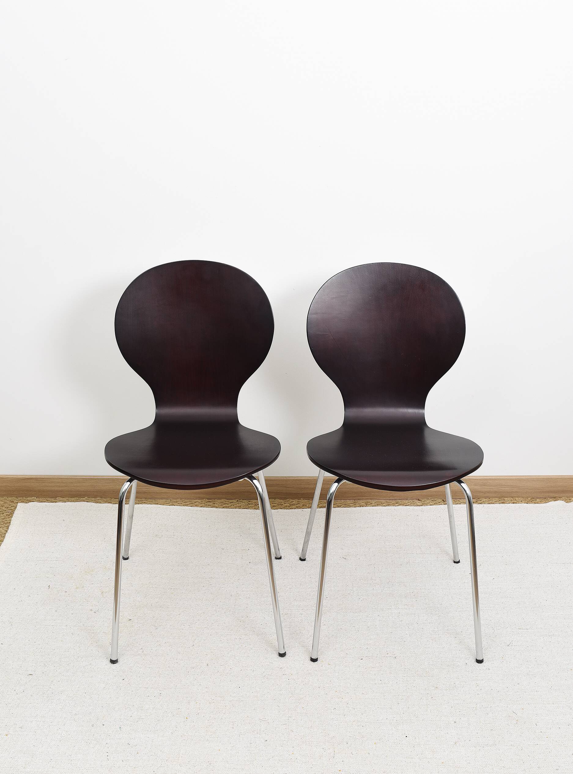 Set of 4 "ant" chairs, vintage, Diego model. Stackable, dark burgundy color.