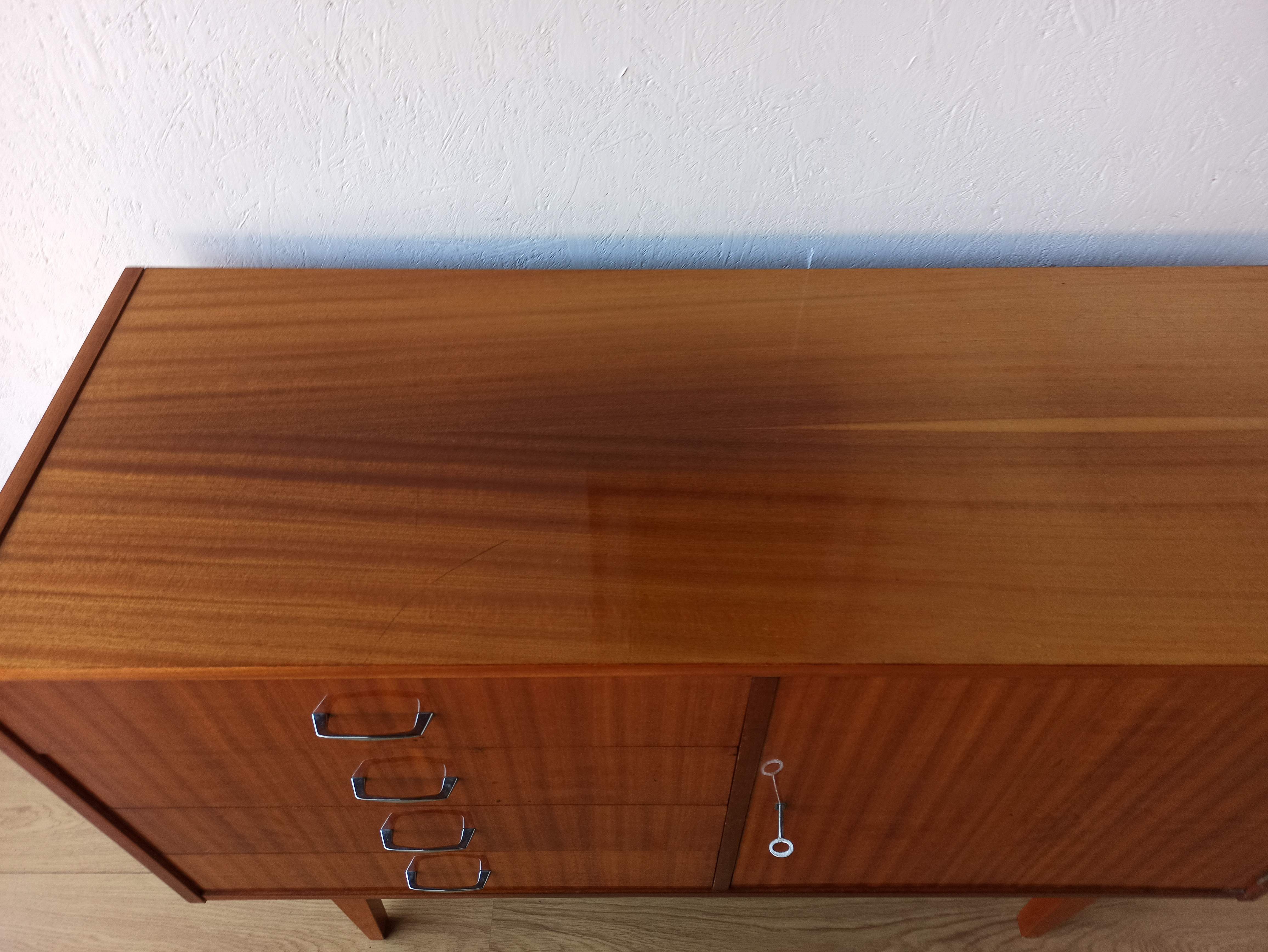 Buffet moderniste des années 1970