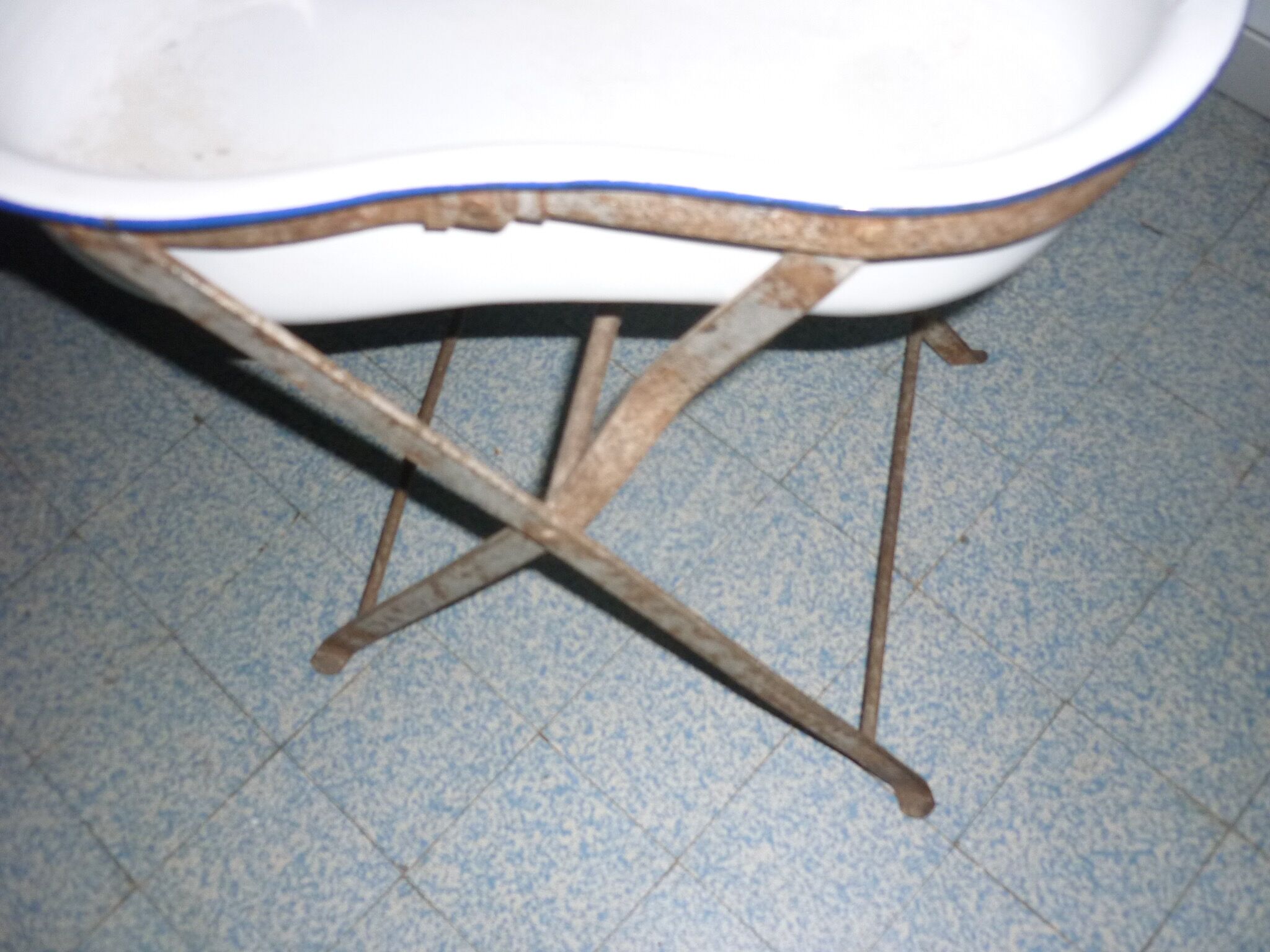 Enamelled bidet with folding support