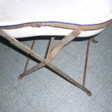 Enamelled bidet with folding support