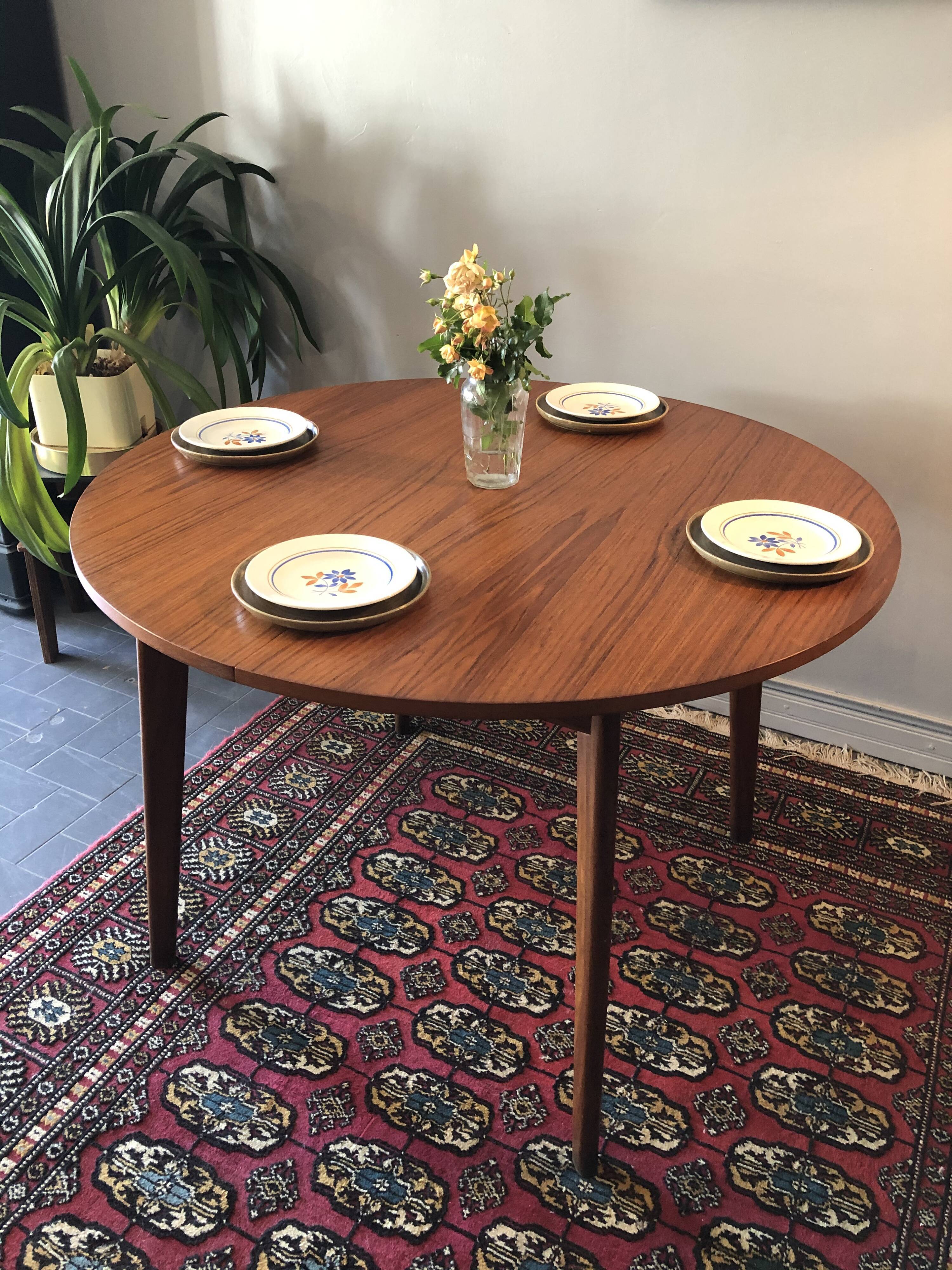 Extendable vintage roundtable