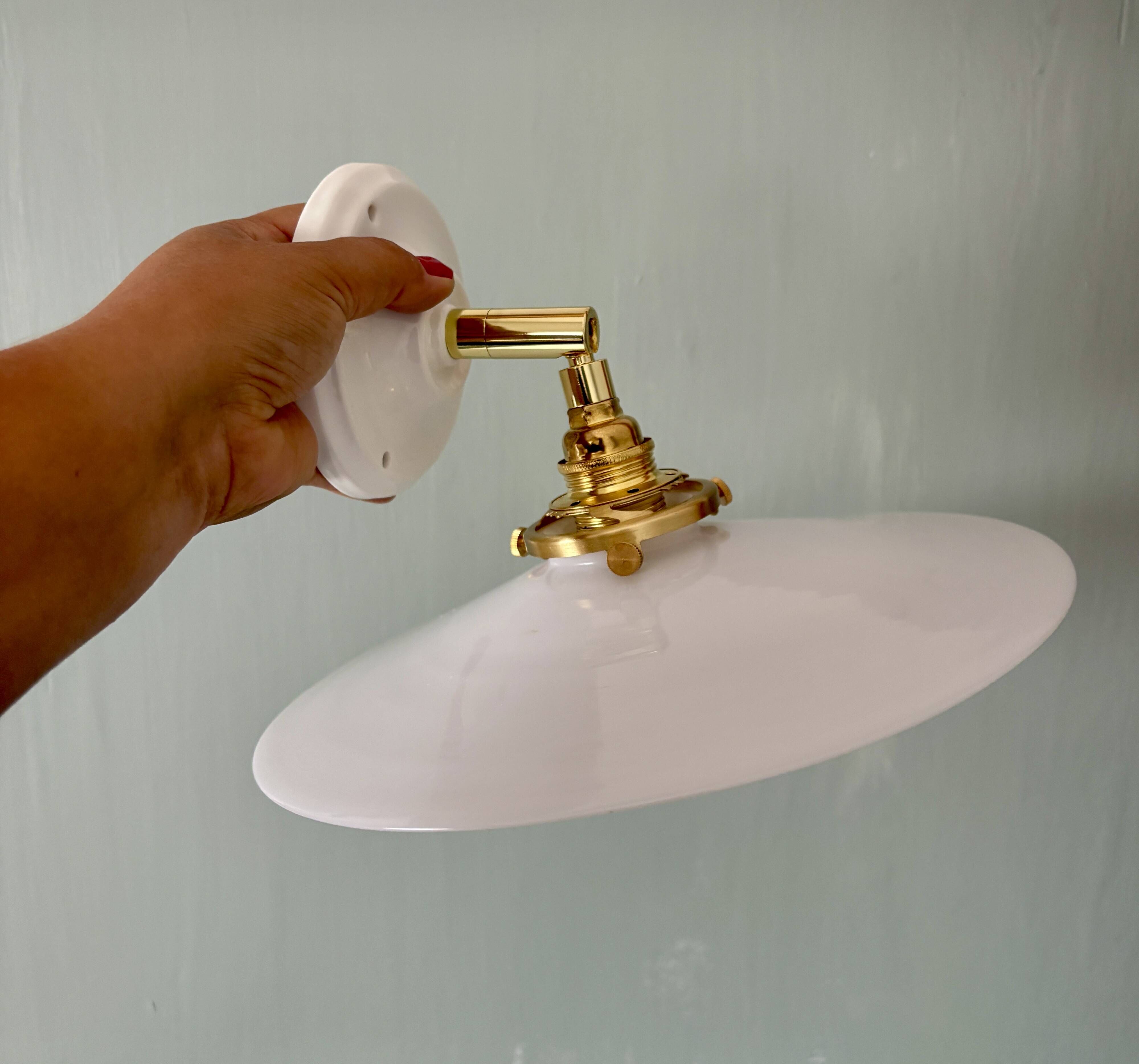 Applique abat-jour vintage en opaline blanche